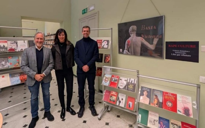 Nuovo scaffale tematico sulla violenza di genere in biblioteca a Tortona