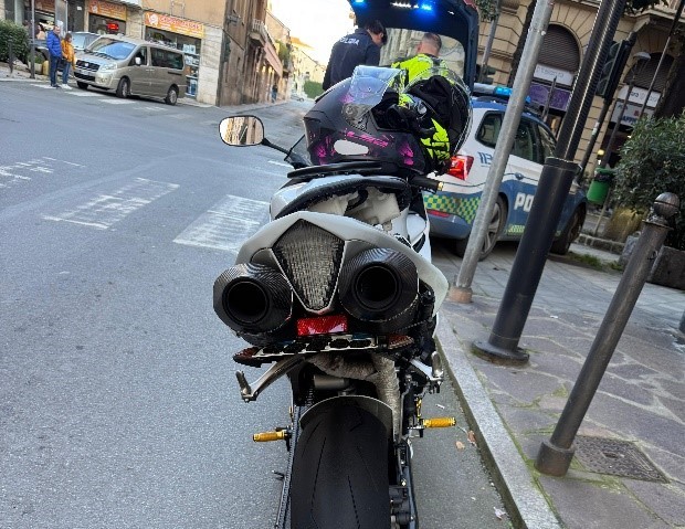 Circola con la targa della moto sollevata e illeggibile: multato centauro