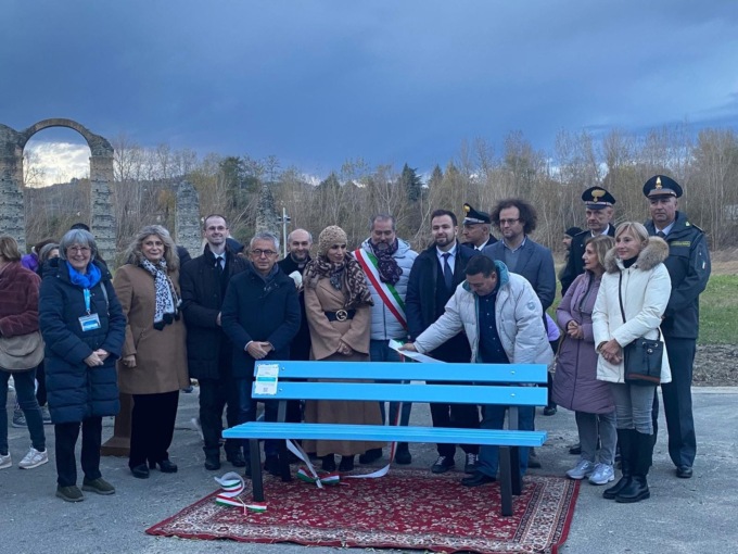 Nella giornata dedicata all’infanzia e all’adolescenza, Acqui inaugura la panchina azzurra