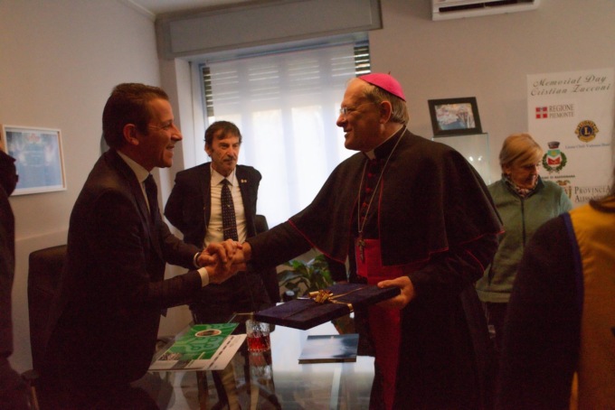 Il vescovo di Alessandria visita la sede del Memorial Zucconi a Bassignana