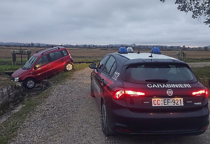 Escono fuori strada con l’auto dopo aver perso l’orientamento: soccorsi dai Carabinieri
