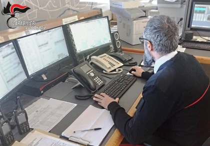 Vuole lanciarsi nel vuoto: le parole di un Carabiniere lo trattengono