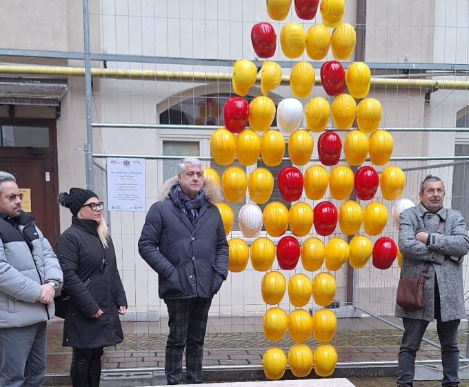 Nel cortile del Comune di Alessandria torna l’albero di Natale dell’Anmil