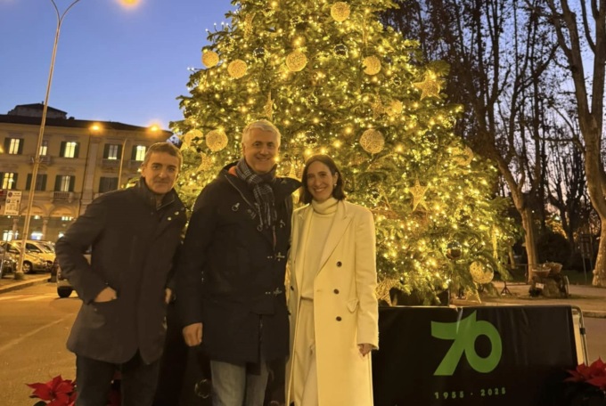 Acceso anche il secondo albero di Natale in piazza Garibaldi ad Alessandria