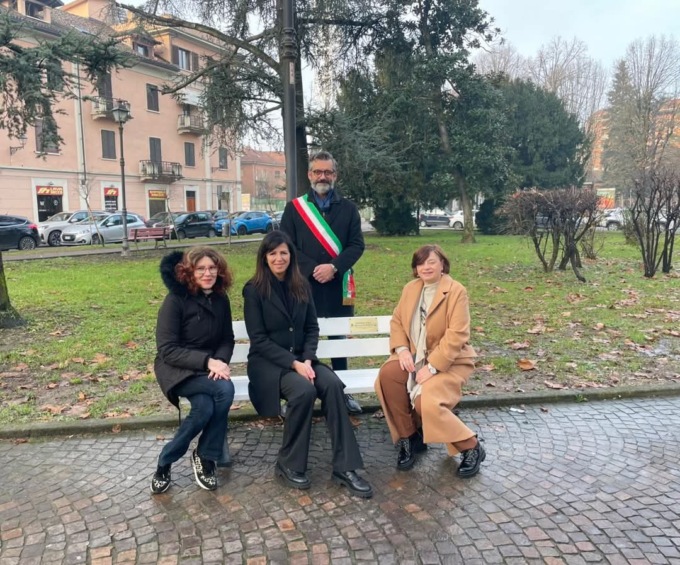 Inaugurata a Tortona la panchina “amica dell’allattamento materno”