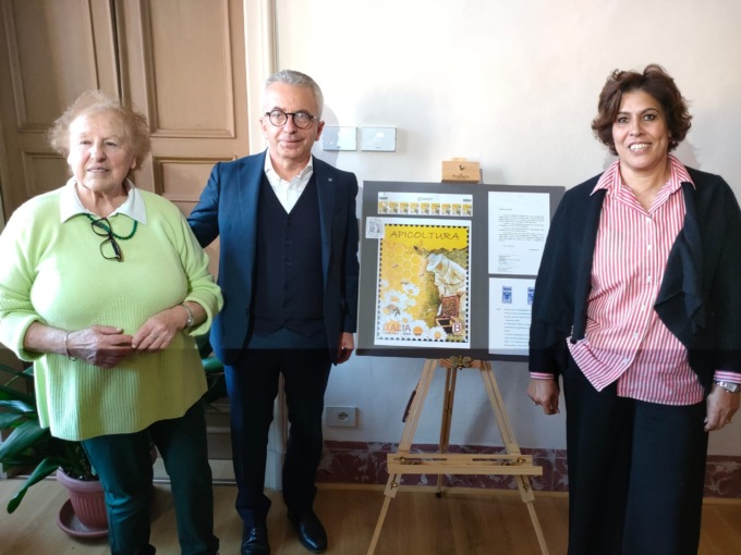 Un francobollo celebra l’apicoltura e le sentinelle dell’ambiente. Idea partita da Novi