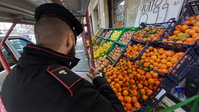 Controlli al quartiere Cristo ad Alessandria: chiuso un negozio di frutta e verdura