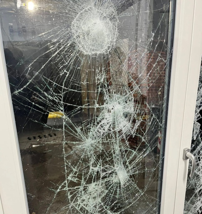 Alessandria, atti vandalici notturni in via San Lorenzo, spaccata vetrina di macelleria