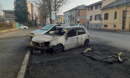 Cassonetti e due auto in fiamme in corso Carlo Marx ad Alessandria