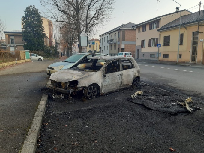 Cassonetti e due auto in fiamme in corso Carlo Marx ad Alessandria