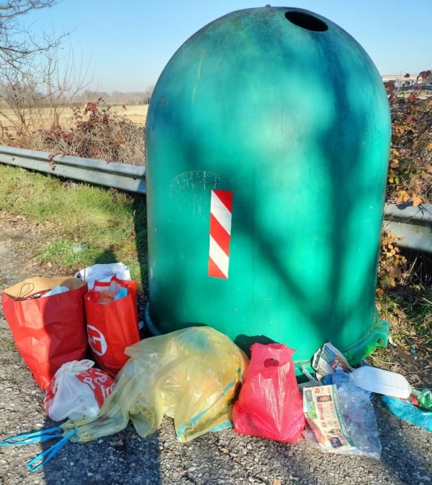 Castelnuovo Scrivia, episodio di maleducazione con rifiuti in strada in via Nicolosio