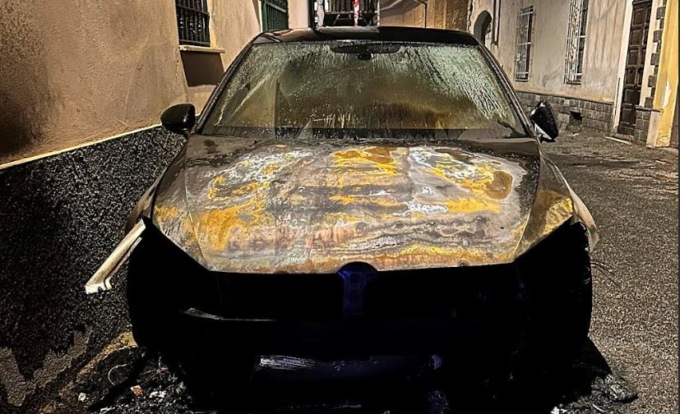 Raid punitivo per gelosia a Bosco Marengo: lo minaccia e poi gli incendia l’auto