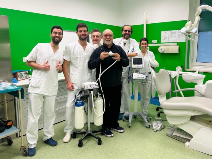 Buona sanità: aveva il terrore del dentista, curato 75enne con la sedazione cosciente