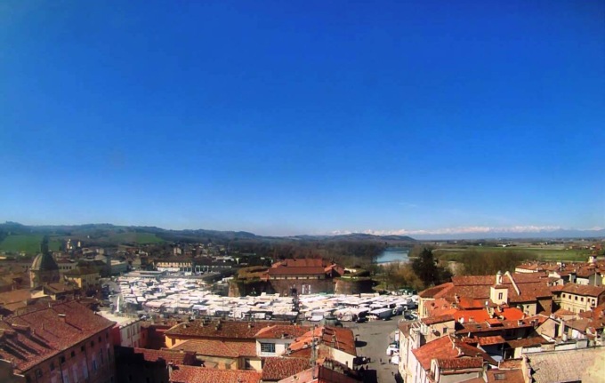 Casale Monferrato: il mercato di piazza Castello tra gli storici del Piemonte