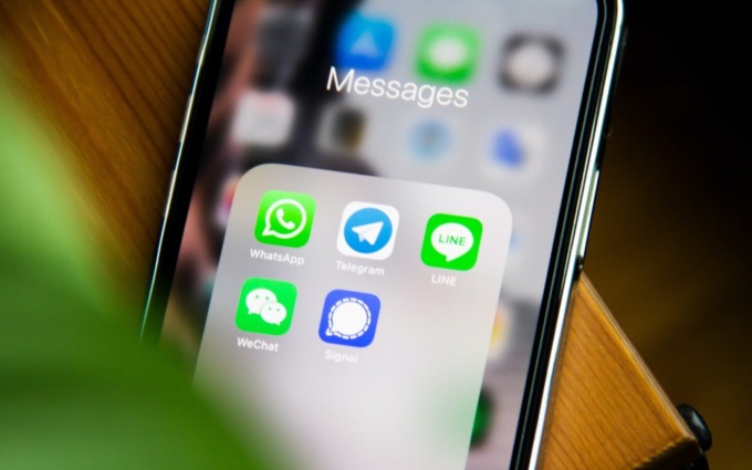 Testi brevi e lessico povero: come cambia il linguaggio ai tempi dei social