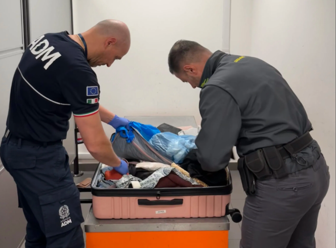 Controlli all’aeroporto di Caselle: sequestrati 7 milioni di euro dalla Guardia di Finanza