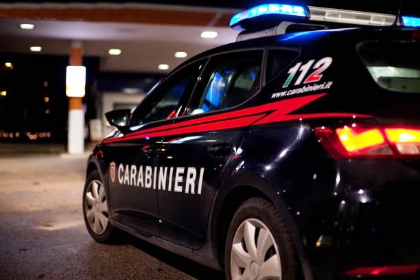 Ubriaco ruba bottiglie di vino da un supermercato e aggredisce il personale