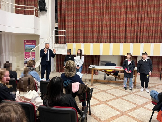 L’onorevole Enzo Amich nelle scuole per far conoscere la Costituzione