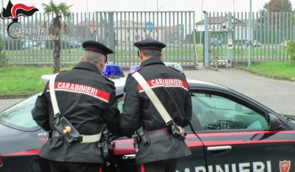 Ubriaco alla guida, aggredisce prima i passeggeri di un’auto poi i Carabinieri: arrestato