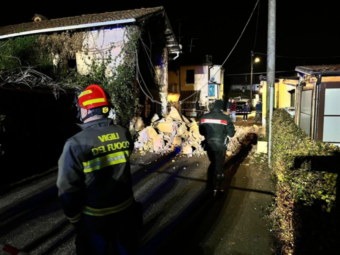 Crolla la parete di un cascinale disabitato a Pozzolo Formigaro: i detriti bloccano la strada
