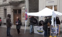 La Lega scende in piazza con una raccolta firme a difesa delle Forze dell'Ordine