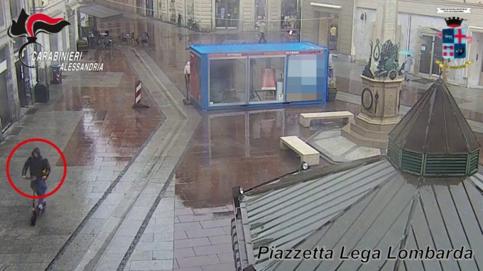 Individuato l’uomo che travolse un anziano con il monopattino in centro ad Alessandria