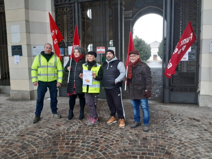 Alessandria, scarsa sicurezza e poco personale: protestano i lavoratori dei cimiteri
