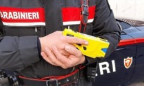 Panico al centro ippico: dipendente aggredisce clienti e titolari e poi minaccia i carabinieri con un coltello