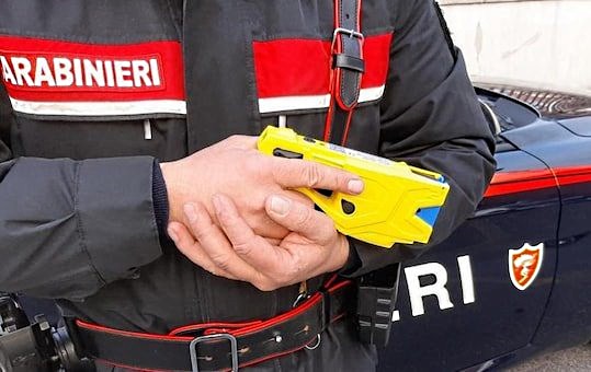 Ubriaco aggredisce i clienti di un centro ippico e i datori di lavoro: fermato dai Carabinieri