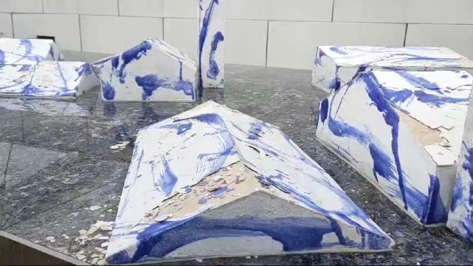 Il freddo danneggia il monumento dedicato alle vittime dell’alluvione di Alessandria