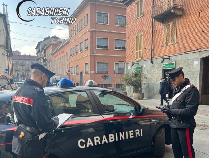 Torino: spaccia hashish ad un ventenne e viene arrestato
