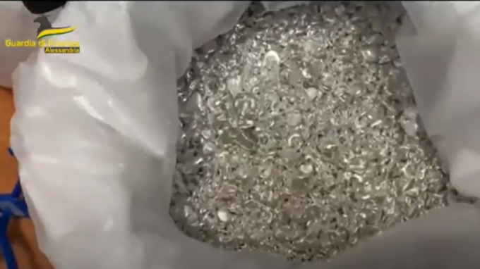 Sequestrati a Valenza 60 chili di argento puro in grani dal valore di 56 mila euro