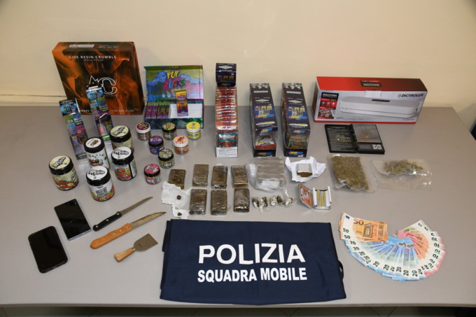 Oltre 2 chili di droga in casa tra marijuana e hashish: arrestato 17enne ad Asti