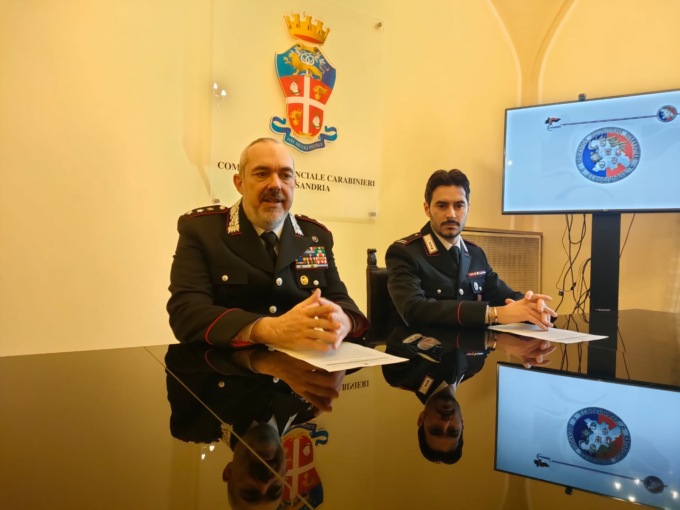 Derubano un’anziana con la tecnica della monetina. I carabinieri arrestano due truffatrici