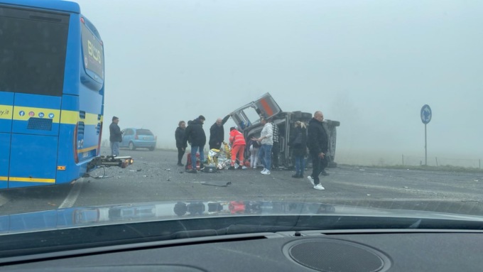 Incidente tra ambulanza e pullman a San Michele: traffico bloccato