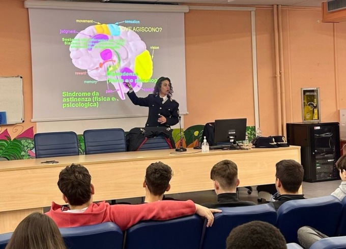 Educazione alla legalità: la Polizia incontra gli studenti dell’Erasmo da Rotterdam di Nichelino