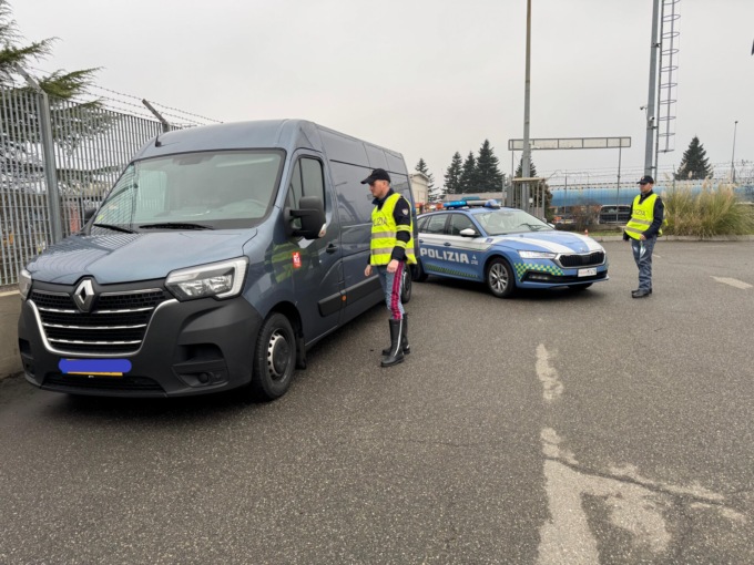 La Polizia di Alessandria sequestra merce alimentare avariata: due persone denunciate