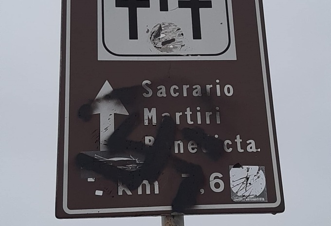 Una svastica sul cartello del Sacrario della Benedicta: “Chiediamo fermezza e vigilanza”