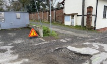 Buchi enormi in via Dazio a Valle San Bartolomeo: la segnalazione