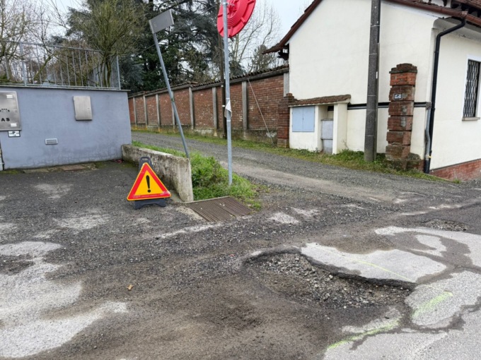 Buchi enormi in via Dazio a Valle San Bartolomeo: la segnalazione