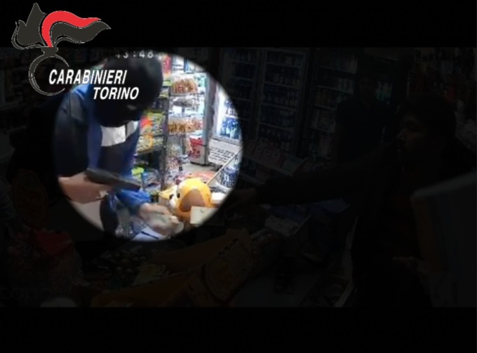 Rapina a mano armata in un minimarket di Torino: due arresti