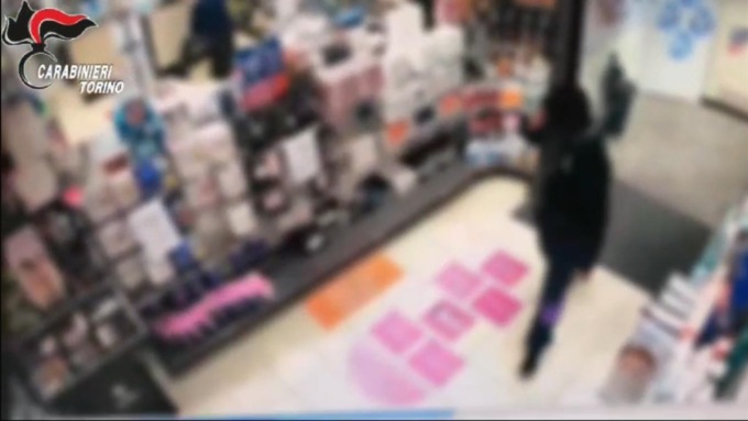 Mette a segno una rapina in una farmacia: arrestato rapinatore seriale