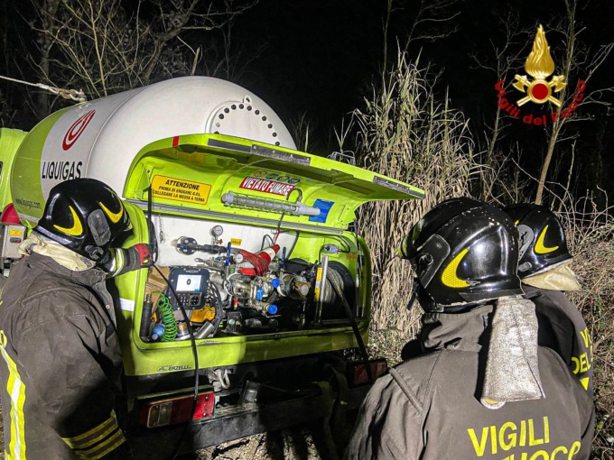 Autocisterna gpl esce fuori strada a Prasco: l’intervento dei Vigili del Fuoco