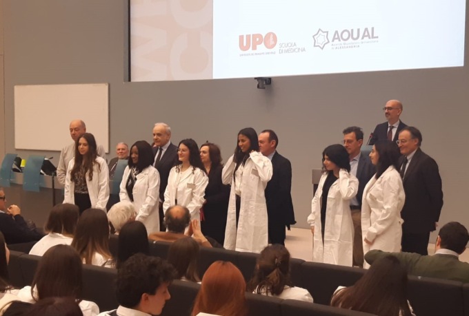 Futuri medici in festa, ad Alessandria, per la cerimonia dei camici bianchi