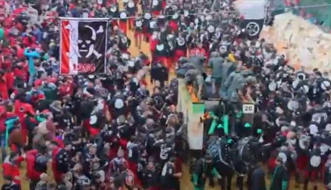 La storica “battaglia delle arance” anima il Carnevale di Ivrea