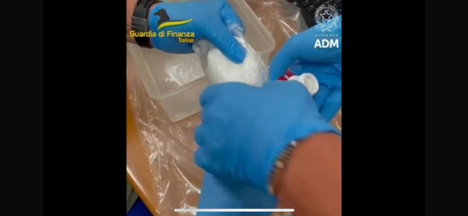 La droga nascosta nel doppio fondo della valigia: 16 chili di cocaina sequestrati a Caselle