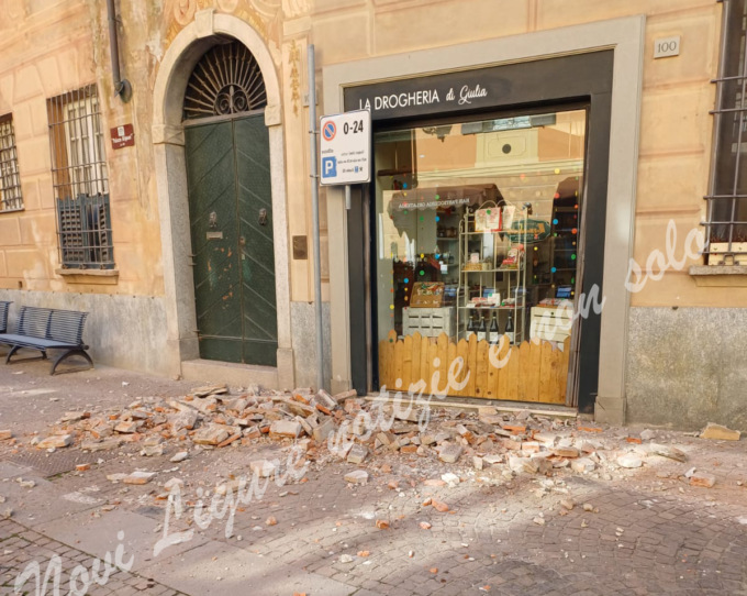 Crolla cornicione di un palazzo in via Roma a Novi Ligure: danneggiata un’auto