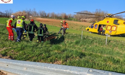 Incidente tra auto e moto lungo la A26: tre persone ferite