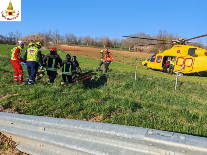 Incidente tra auto e moto lungo la A26: tre persone ferite