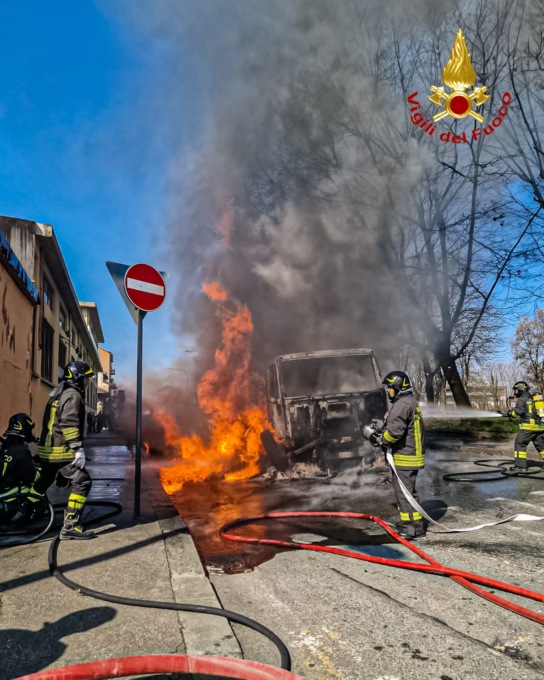 A fuoco un camion compattatore a Torino: l’intervento dei Vigili del fuoco